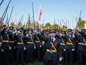 Kılıçlı yemin törenine katılan teğmenlerden ikisi disiplin kuruluna sevk edildi