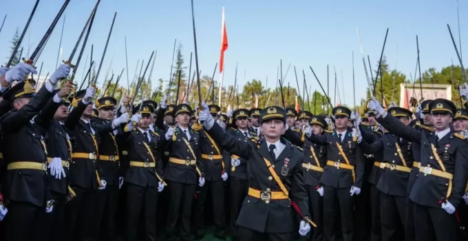 Kılıçlı yemin törenine katılan teğmenlerden ikisi disiplin kuruluna sevk edildi