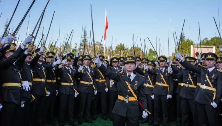 Kılıçlı yemin törenine katılan teğmenlerden ikisi disiplin kuruluna sevk edildi